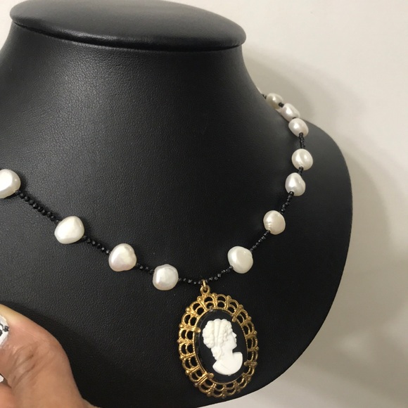 Freshwater pearl and black spinel cameo necklace - Picture 2 of 4